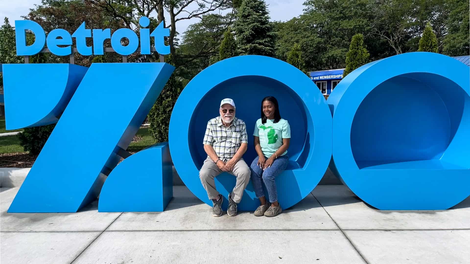 Jim Ellison and Danisha Weathersby at the Detroit Zoo sitting inside the letter O.